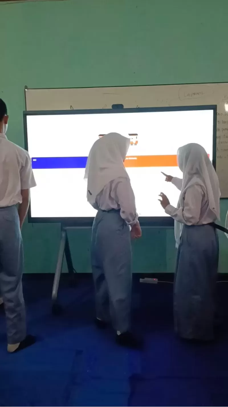 Pemanfaatan Takola IFP TV Android dalam Pembelajaran di SMK Gula Rajawali