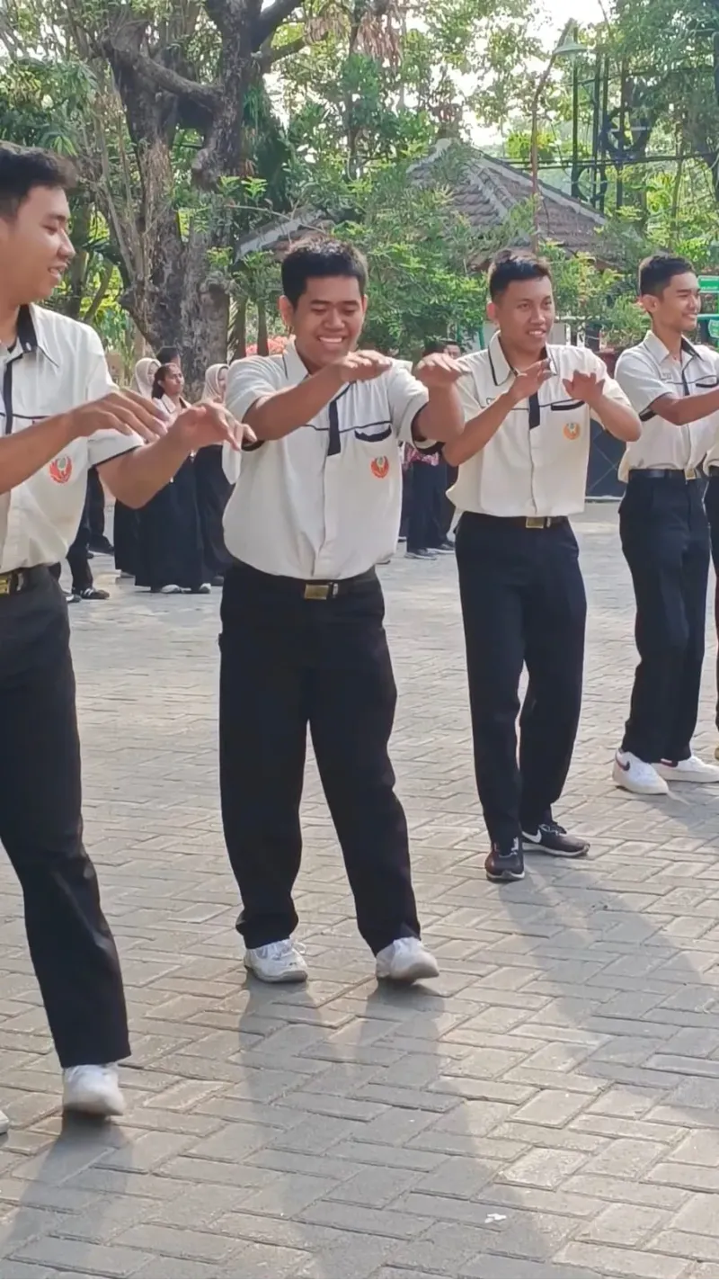 GARANG ASEM: Sentuhan Semangat dan Keceriaan Rabu Pagi di SMK Gula Rajawali